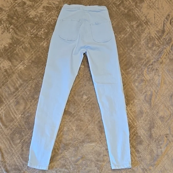 PrettyLittleThing Light Blue High-Waisted Jeans - Picture 3 of 6